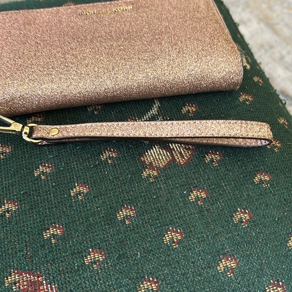 Michael Kors, pink glitter, wristlet 7“ x 4 like new inside - Picture 2 of 13